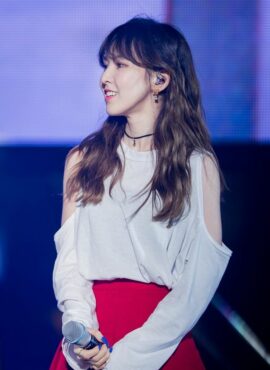 White Cut-Out Shoulder T-Shirt | Wendy - Red Velvet