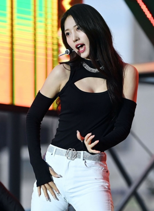 Black Chest Cut-Out Bodysuit | Sihyeon - Everglow
