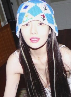 Blue And White Floral Crochet Hat | Hyuna