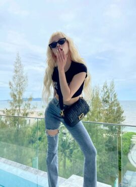 Blue Large Rip Flare Jeans | Yuqi - (G)I-DLE