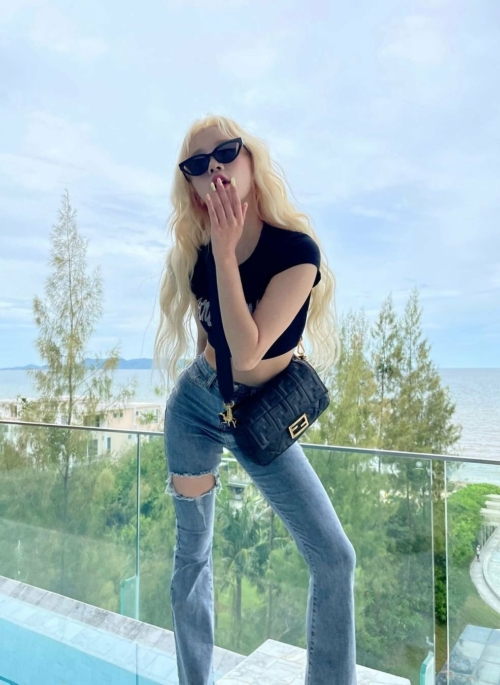 Blue Large Rip Flare Jeans | Yuqi – (G)I-DLE