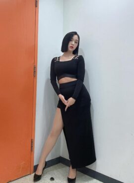Black Side Slit Skirt | Gahyeon - Dreamcatcher