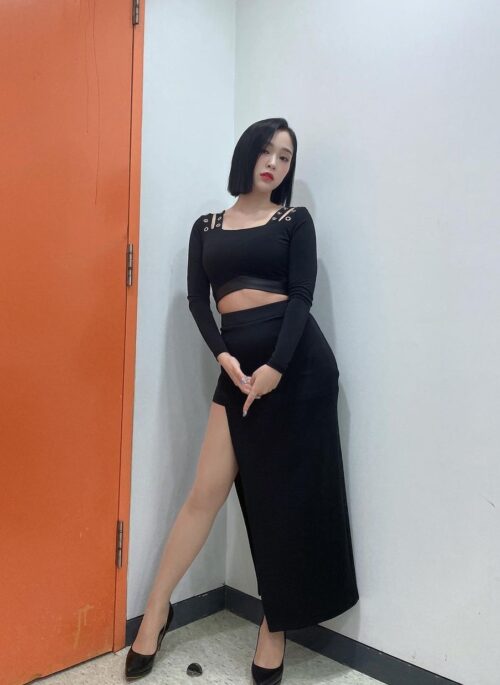 Black Side Slit Skirt | Gahyeon – Dreamcatcher