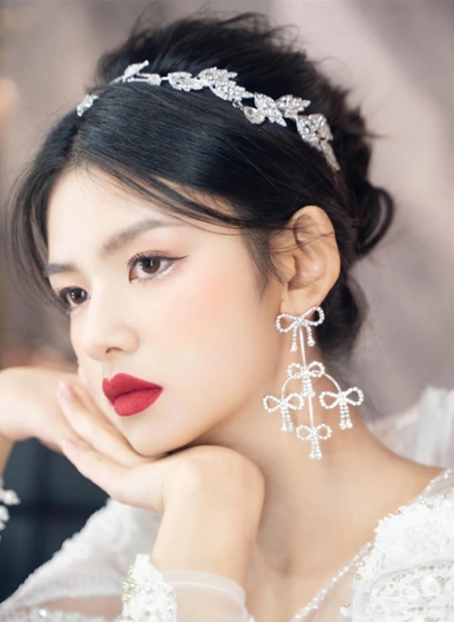 Silver Bows Asymmetrical Earrings | Kim Lip – Loona