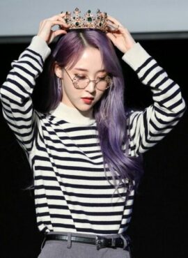 Black And White Striped Mock Neck Sweater | Moonbyul - Mamamoo