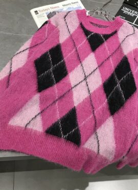 Pink Fuzzy Argyle Sweater | Lee Know - Stray Kids