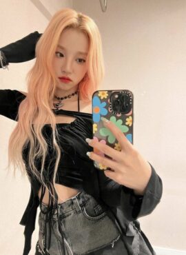 Black Halter Summer Knitted Top | Yuqi - (G)I-DLE
