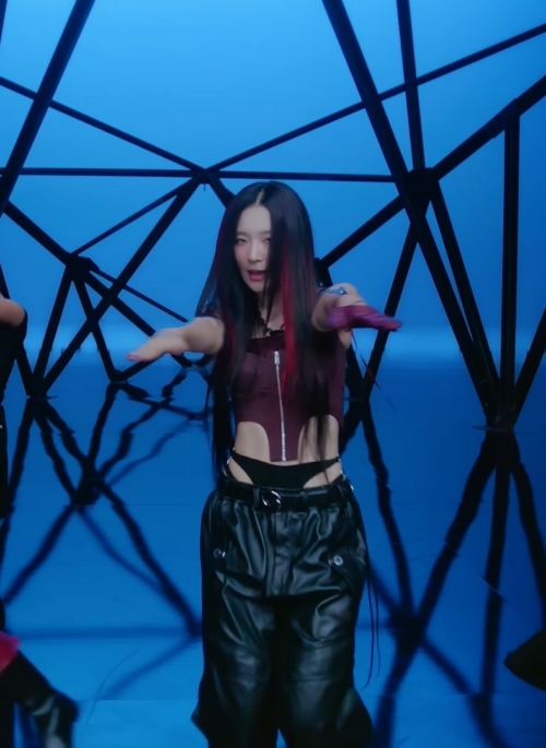 Black Waist Straps Skirt | Seulgi – Red Velvet