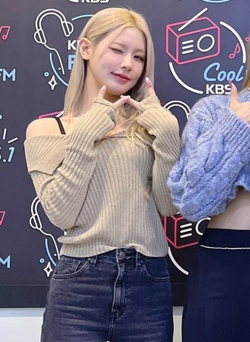Beige Off Shoulder Knitted Sweater | Miyeon – (G)I-DLE