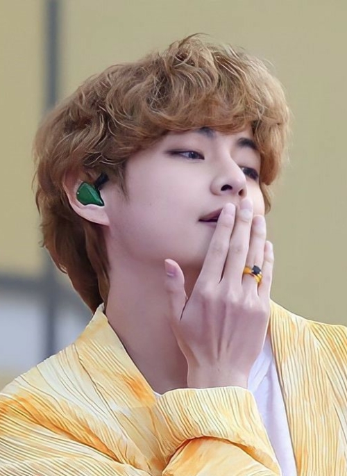 Yellow Acrylic Ring With Black Gemstone | Taehyung – BTS