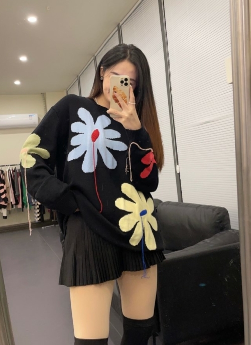 Black Stringy Flowers Sweater | Sieun - STAYC