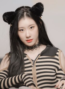 Creamy White Striped Arm Cut-Out Crop Top | Chaeryeong - ITZY