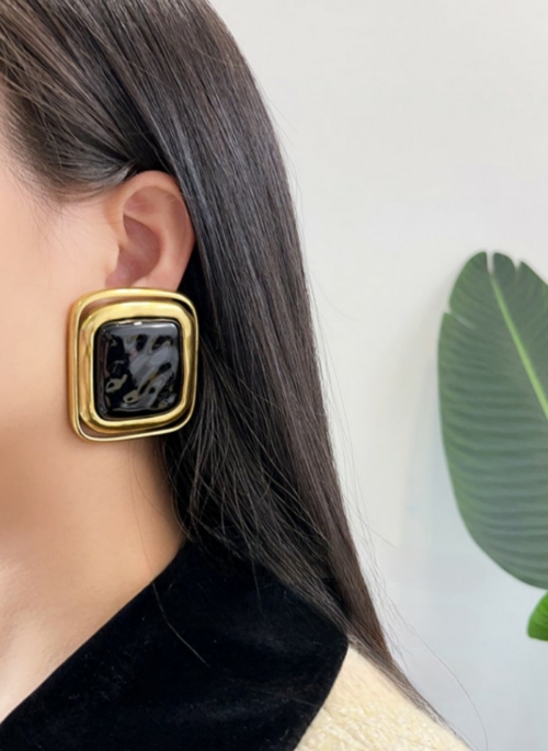 Gold Large Squared Earring | Minji – NewJeans