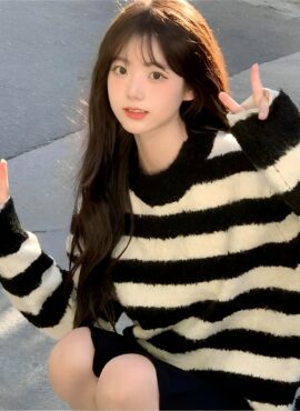 Black and White Stripe Round Neck Sweater | Isa - STAYC