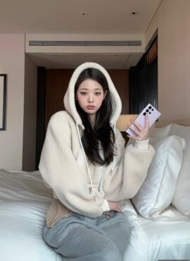 Creamy White Fleece Hooded Cropped Jacket | Wonyoung - IVE