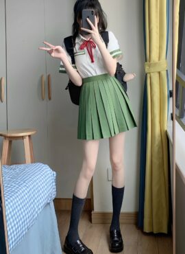 Green School Girl Pleated Skirt | Jiwoo - NMIXX