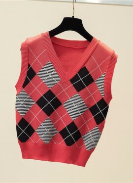 Red Diamond Patterned Knitted Vest | Kyujin - NMIXX