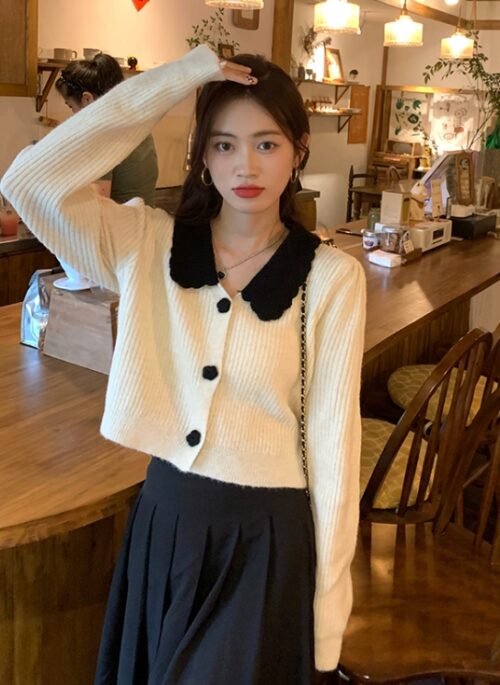White Knitted Cardigan With Black Collar | Gaeul - IVE