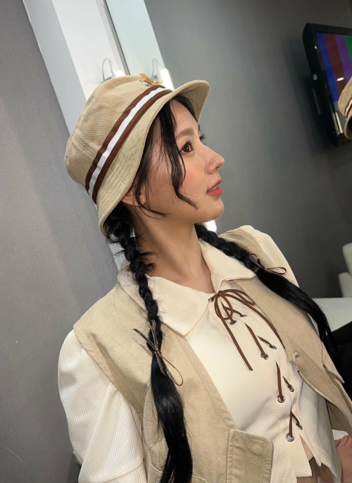 Beige Lace-Up Collared Top | Miyeon - (G)I-DLE