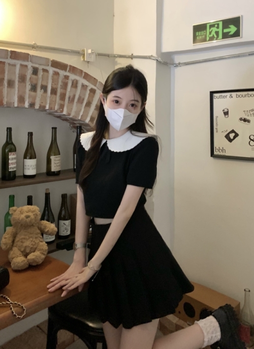 Black Doll Collared Crop Top | Eunchae - Le Sserafim