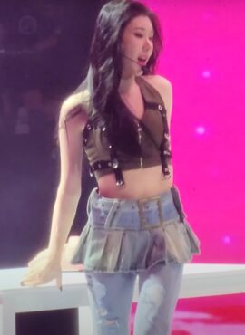 Faded Blue Pleated Denim Skirt | Chaeryeong - ITZY