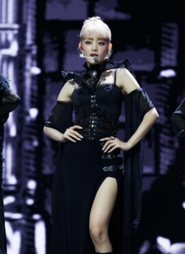 Black Buckled High Slit Skirt | Minnie - (G)I-DLE