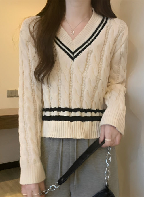 White V-Neck Knitted Sweater | Sakura – Le Sserafim
