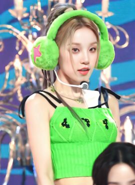Green Diamond Flowers Knitted Crop Top | Yuqi - (G)I-DLE