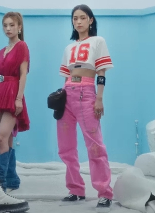 Pink Cross Embroidered Jeans | Ryujin - ITZY