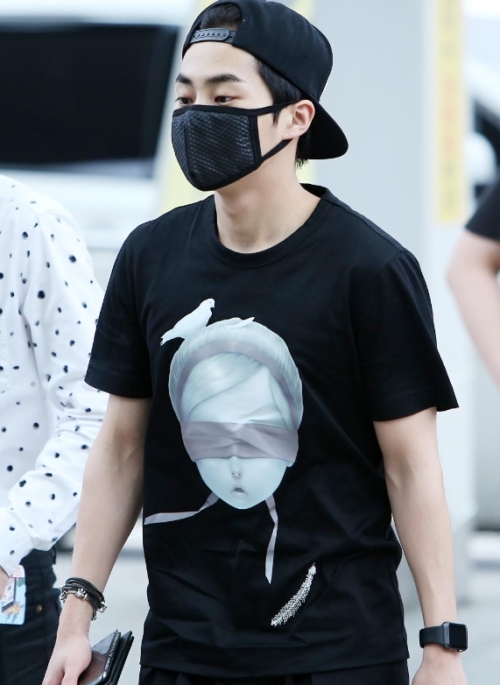 Black Blindfolded Girl Print T-Shirt | Xiumin – EXO