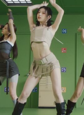 White Belted Pleated Micro Skirt | Chaeryeong - ITZY