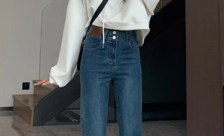Blue Double Buttoned Cropped Jeans