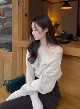 Beige One-Shoulder Sweater | Soyeon - (G)I-DLE