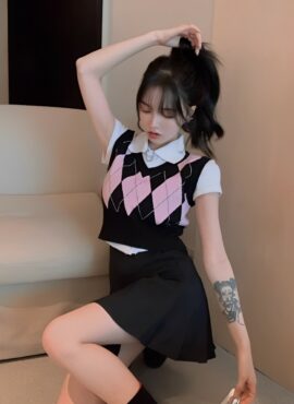 Pink Diamond Patterned Knitted Vest | Miyeon - (G)I-DLE