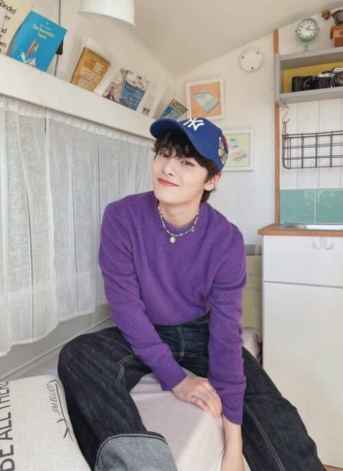 Lilac Crew Neck Pullover Sweater | Jeongin - StrayKids