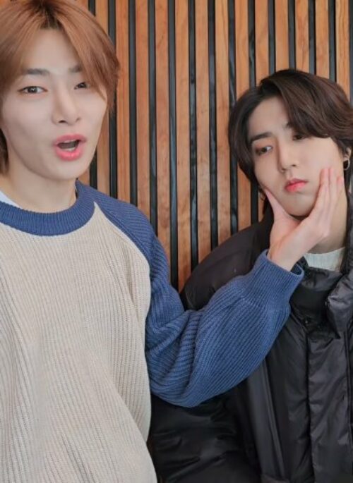 Blue And White Contrasting Knit Sweater | Jeongin - Stray Kids