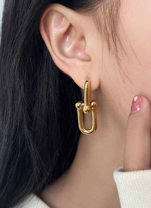 Gold Interlocking U-Shaped Chain Earrings | Kang Bit Na – The Judge From Hell