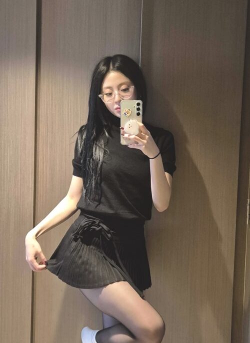 Black Micro Pleats Double Bow Skirt | Yunjin –  Le Sserafim