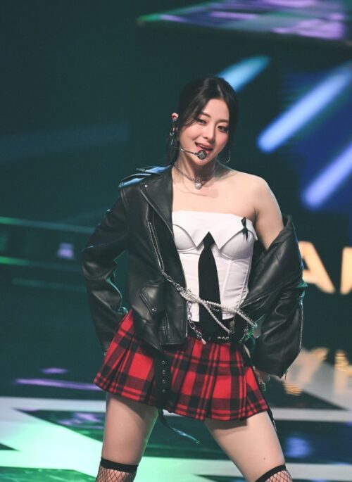 White Bustier Corset Top With Necktie | Yunjin – Le Sserafim