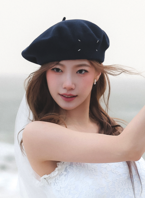 Black Minimalist Stitch Beret Hat | Kazuha – Le Sserafim
