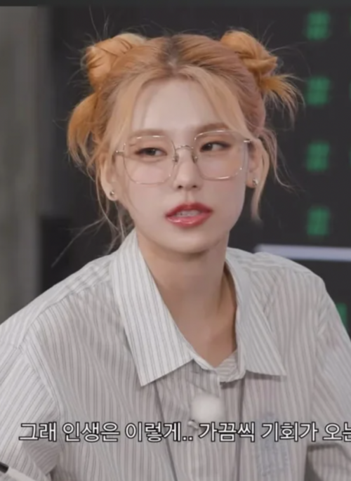 White Stripes Casual Long Sleeves Shirt | Yeji - ITZY