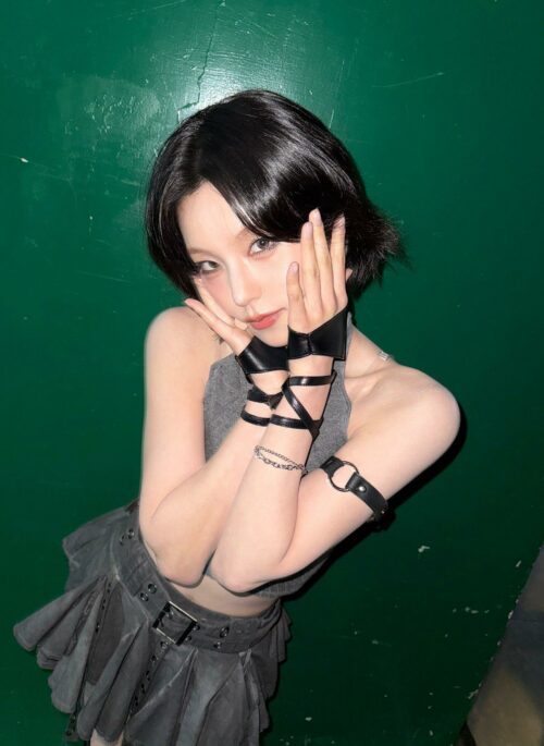 Black Half-Palm Faux Leather Strap Gloves | Yeji – ITZY