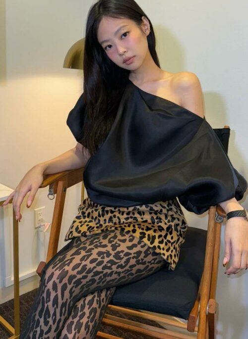 Black Asymmetric Off-Shoulder Puffy Top | Jennie – BlackPink