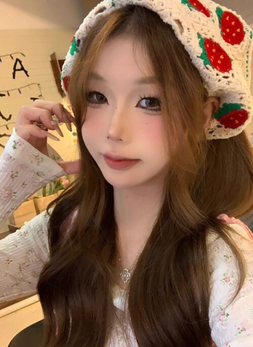 Beige Strawberry Crochet Headscarf | Chaewon – Le Sserafim