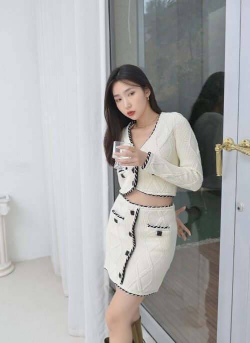 White Contrast Lining Knitted Cardigan | Do Do Hee – My Demon