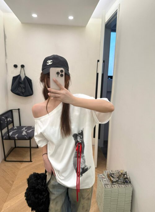White Off-Shoulder Cat Print T-Shirt | Wonyoung - IVE