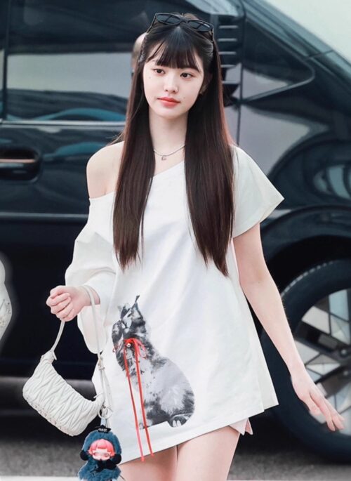 White Off-Shoulder Cat Print T-Shirt | Wonyoung - IVE