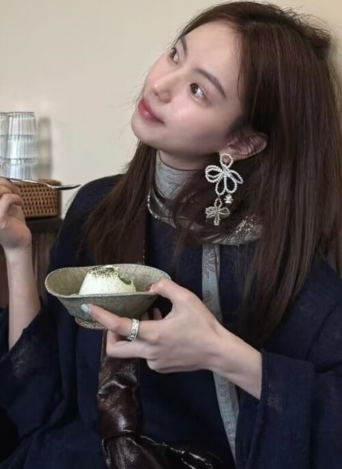 White Pearl Flower Asymmetrical Earrings | IU