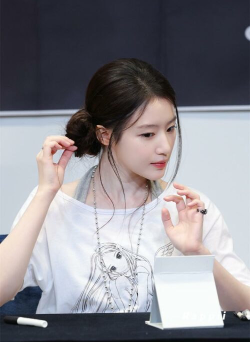 White Winged Girl Graphic T-Shirt | Shuhua - (G)I-DLE